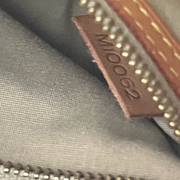 Louis Vuitton LV Reade PM Yellow Vernis Handbag- Vintage EUC - Picture 5 of 16